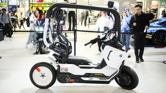BMW Motorroller mit Überrollkäfig.