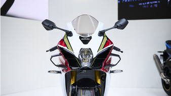 Sportmotorrad von Suzuki mit Winglets von vorne fotografiert.