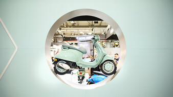 Vespa seitlich fotografiert.