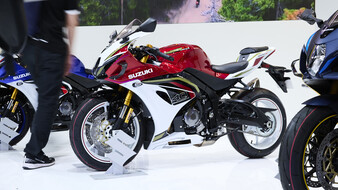 Suzuki Sportmotorrad seitlich fotografiert.