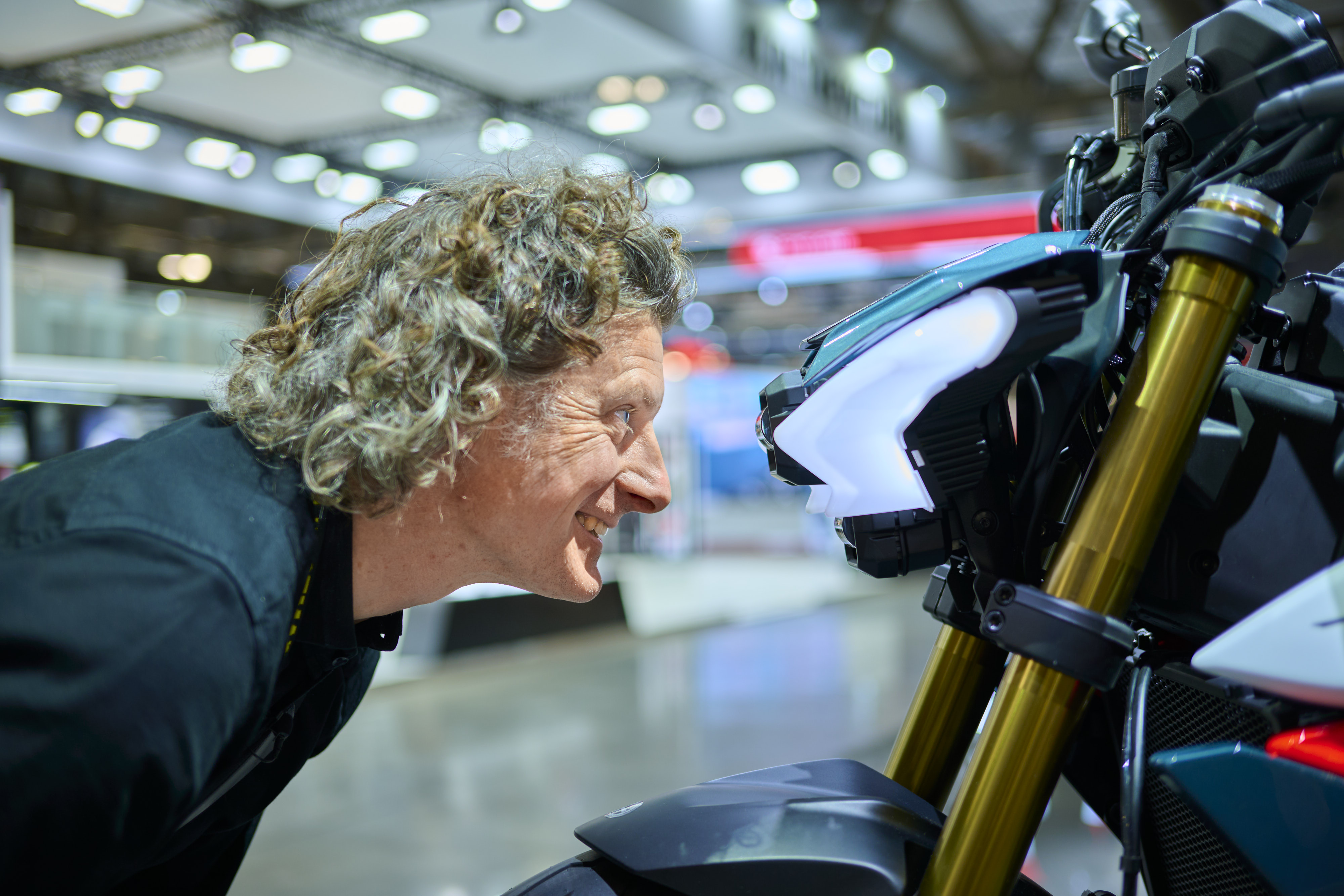 Mann blickt direkt in Motorrad-Scheinwerfer.