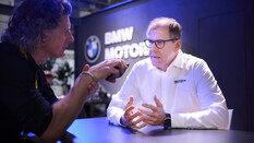 Interviewsituation. Redakteur links, der Leiter der BMW-Motorradentwicklung, Christof Lischka, rechts.