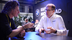 Interviewsituation. Redakteur links, der Leiter der BMW-Motorradentwicklung, Christof Lischka, rechts.