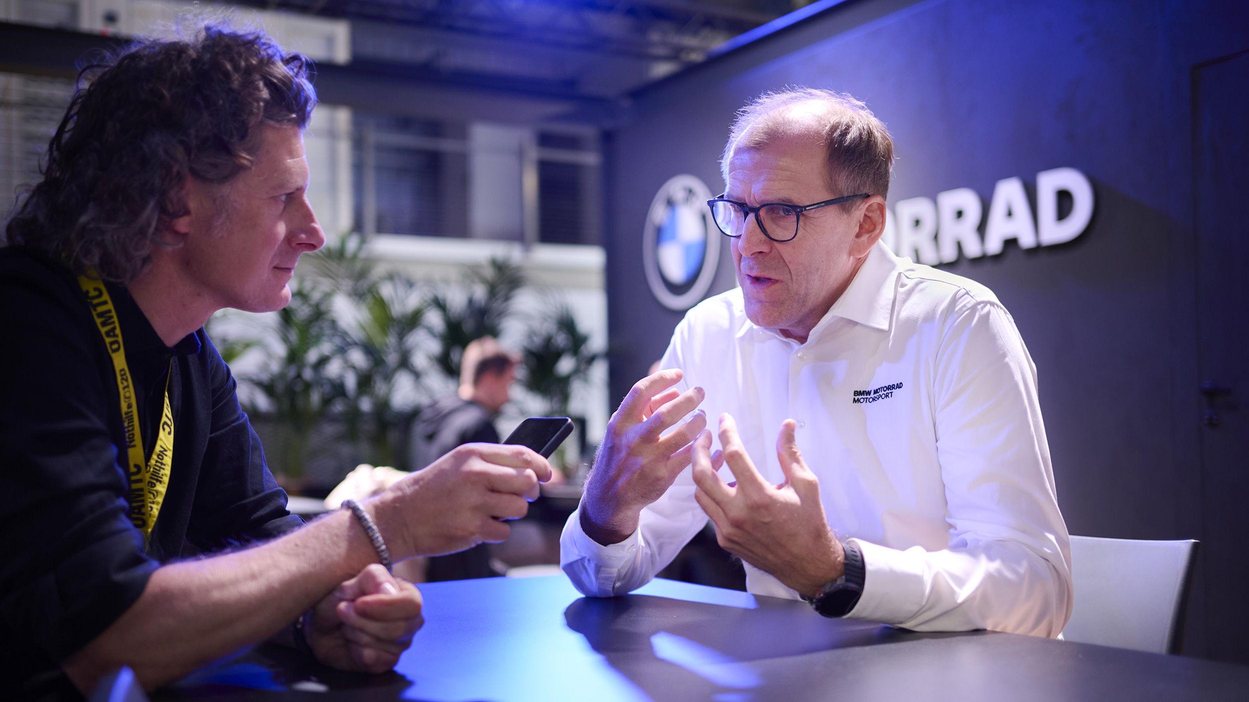 Interviewsituation. Redakteur links, der Leiter der BMW-Motorradentwicklung, Christof Lischka, rechts.  