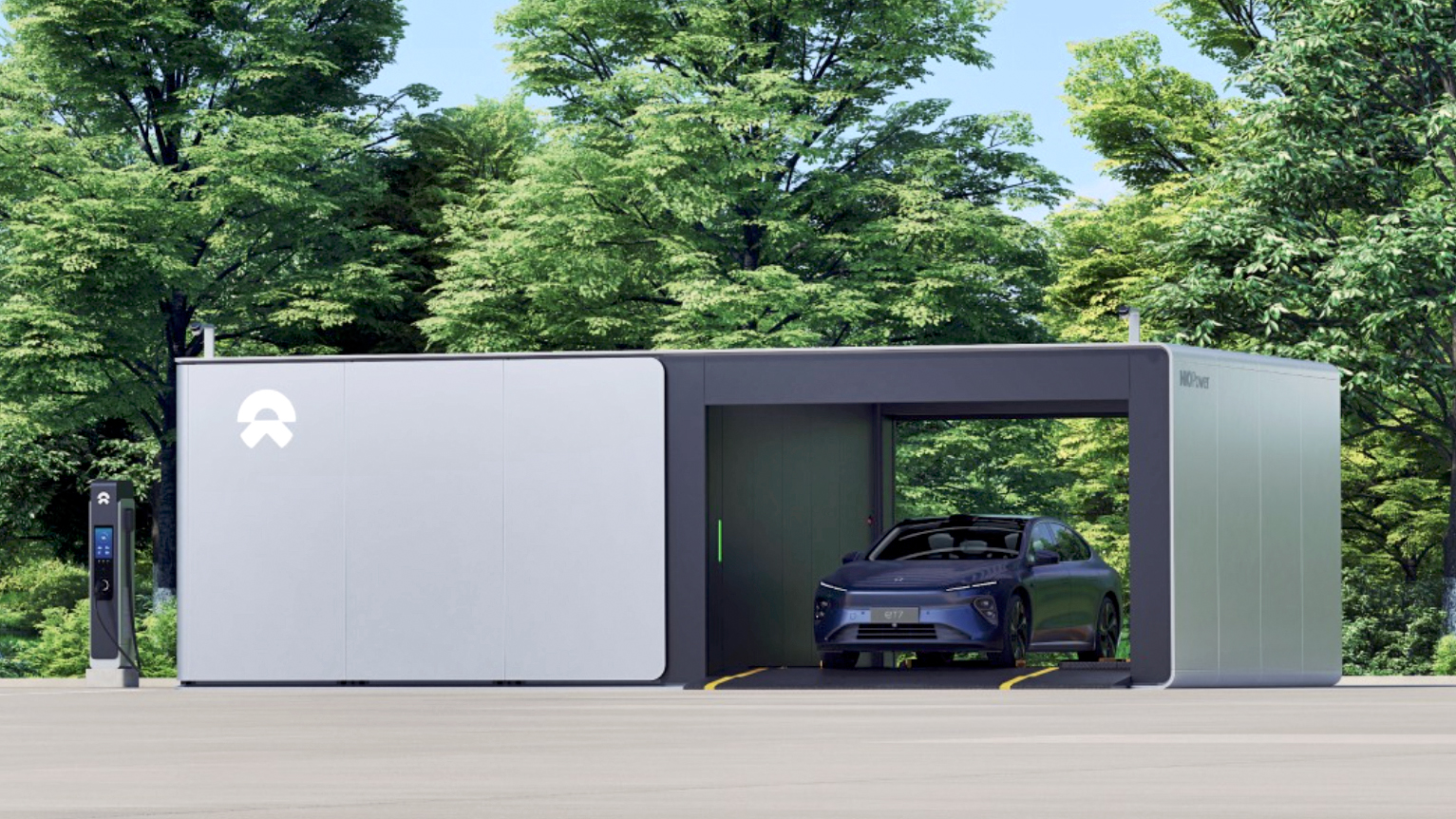 NIO Limousine steht in der Batterie-Tausch-Station, die wie ein Carport aussieht.
