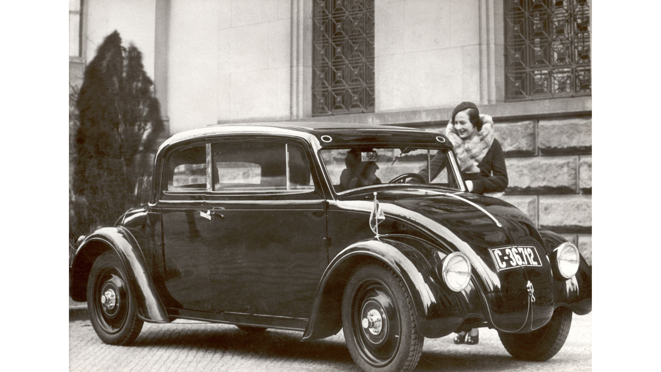 Ein Auto, das aussieht wie ein sehr früher VW Käfer.