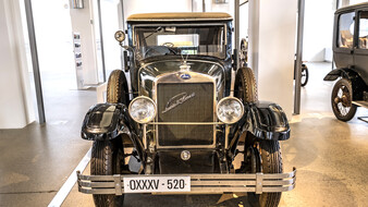 Zwei Markenembleme an einem Kühlergrill: Skoda und Laurin und Klement.
