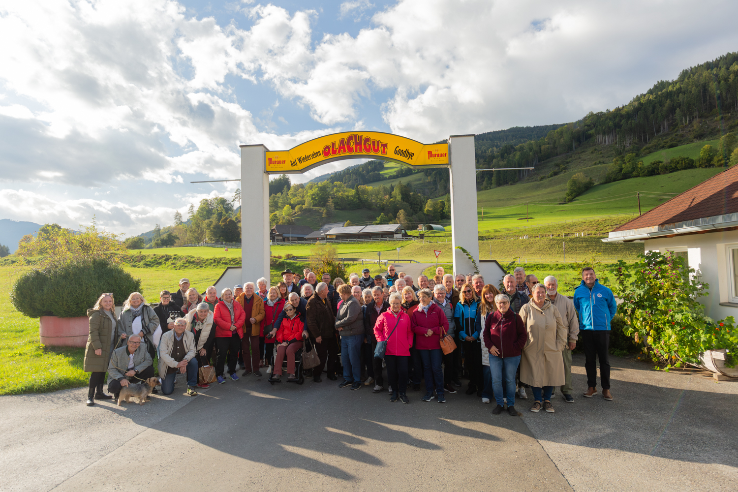 Das Bild ist ein Gruppenfoto von allen Camper:innen, die beim Abcampen 2025 dabei waren.