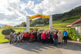 Das Bild ist ein Gruppenfoto von allen Camper:innen, die beim Abcampen 2025 dabei waren.