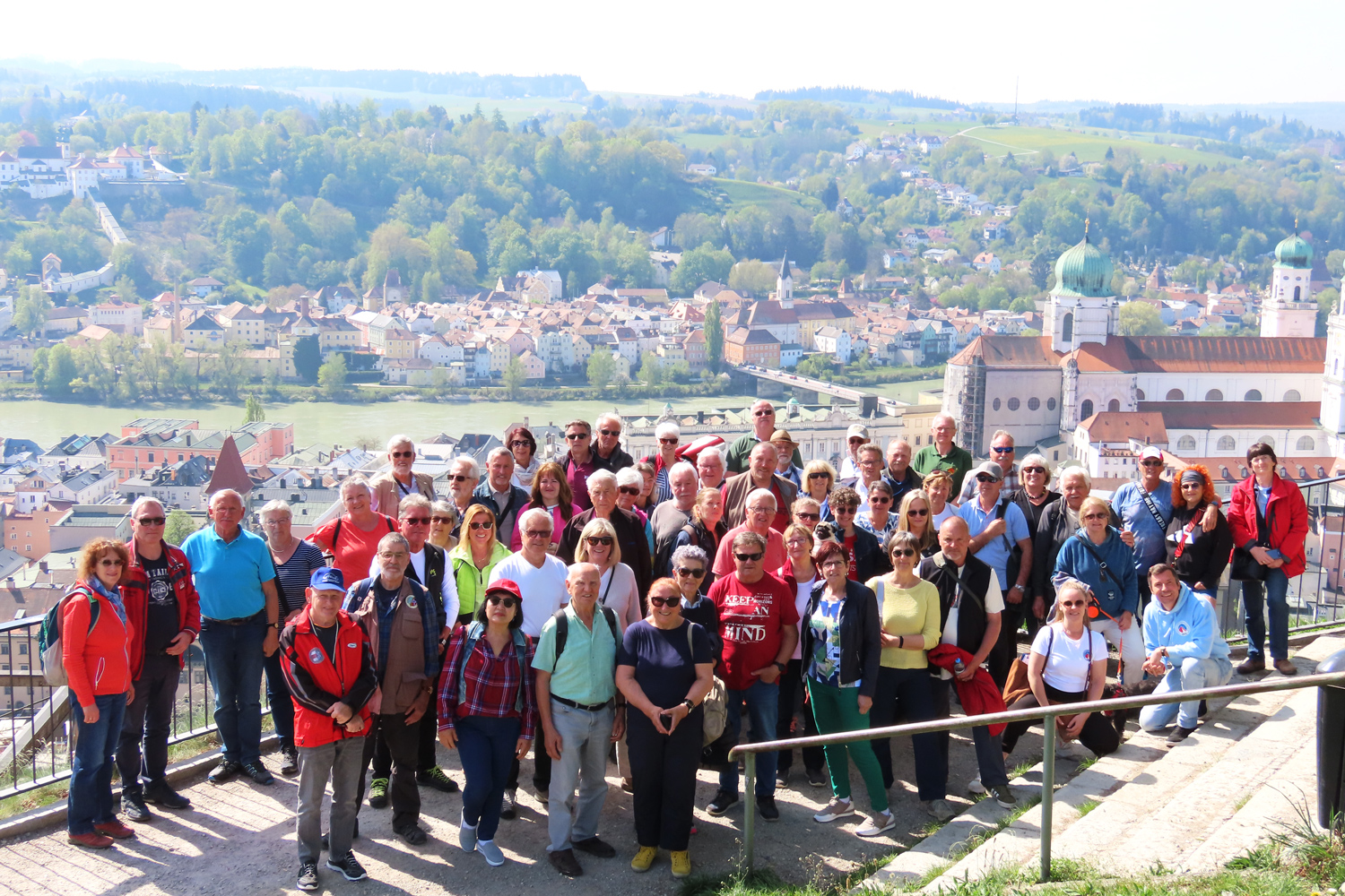 Das Bild ist ein Gruppenfoto von allen Camper:innen, die beim Ancampen 2024 dabei waren.