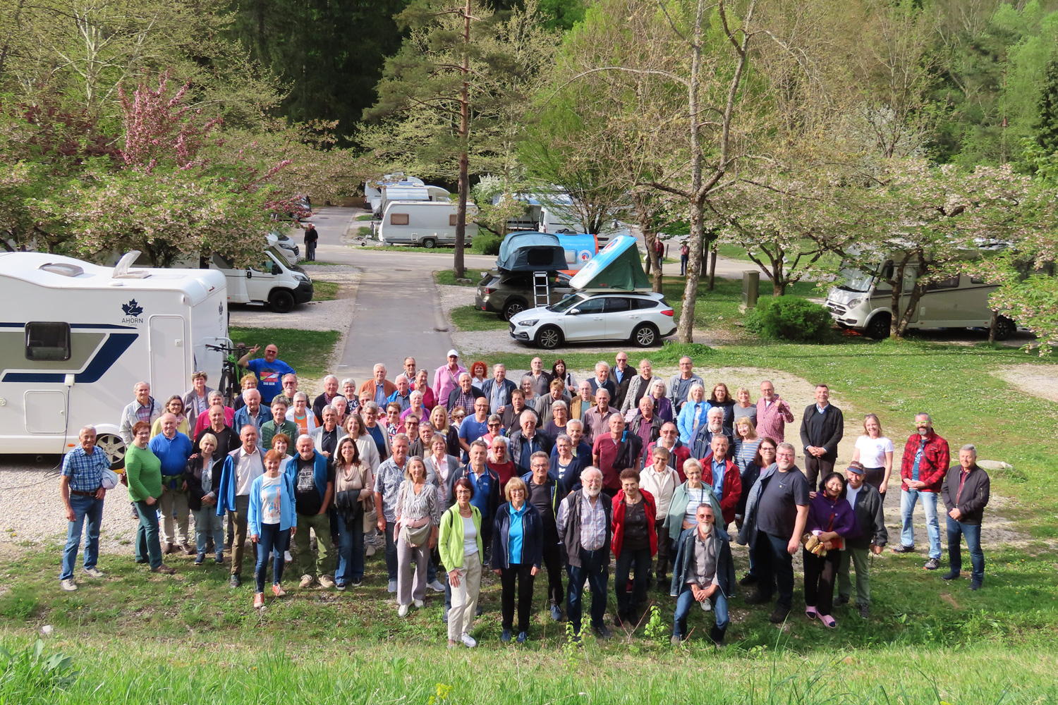 Das Bild ist ein Gruppenfoto von allen Camper:innen, die beim Ancampen 2025 dabei waren.