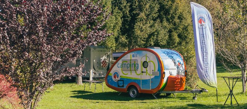 Das Foto zeigt den ÖCC Wohnwagen.