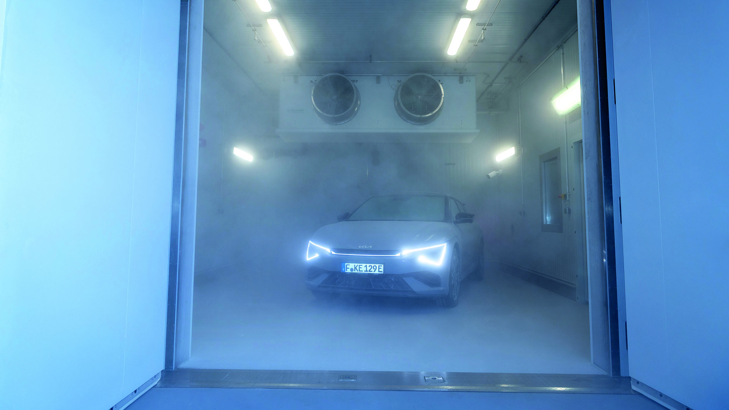 Ein Auto steht in einer stark gekühlten Klimakammer