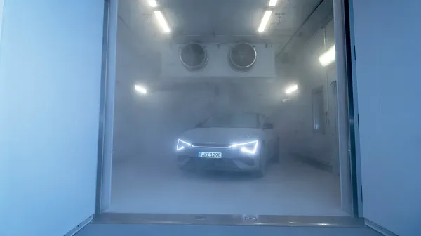 Ein Auto steht in einer stark gekühlten Klimakammer