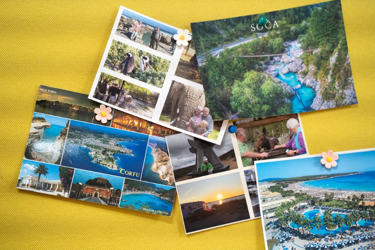 Auf dem Bild sieht man mehrere Ansichtskarten mit unterschiedlichen Motiven.