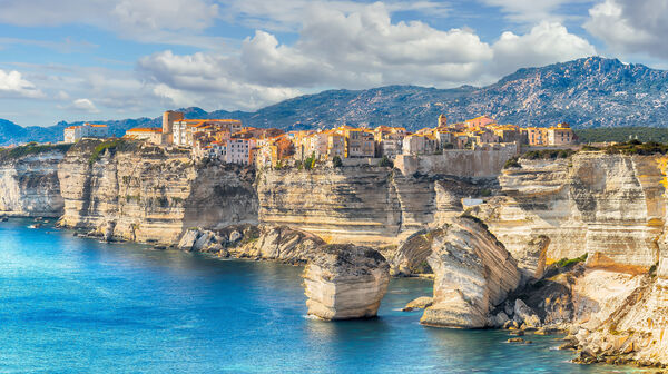 Das Meer mit atemberaubenden Klippen, darauf thront eine kleine Stadt.