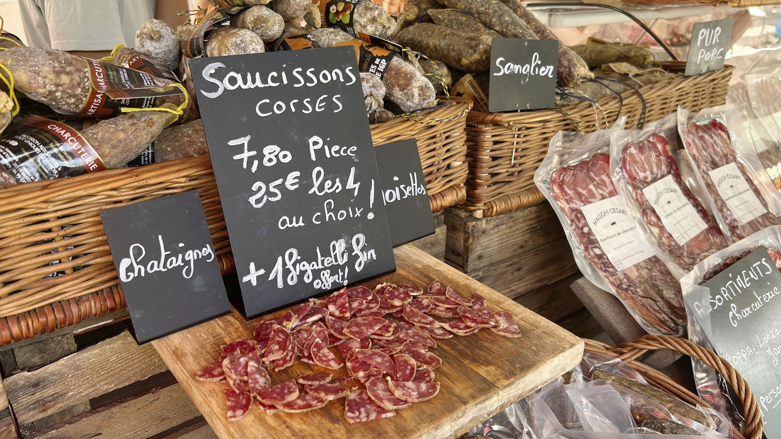 Der Markt und zu kaufen gibt es Salami und harte Wurst und ein teil ist aufgeschnitten.