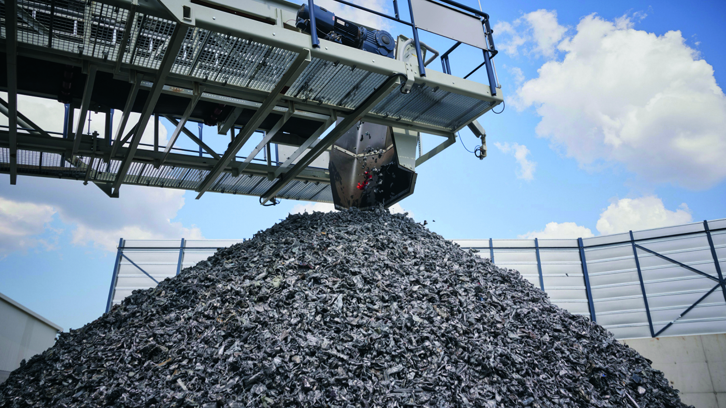 Berg aus geschreddertem Metall, das aus Altautos stammt.