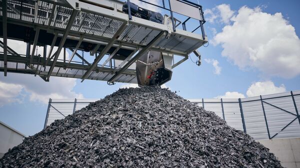 Berg aus geschreddertem Metall, das aus Altautos stammt.