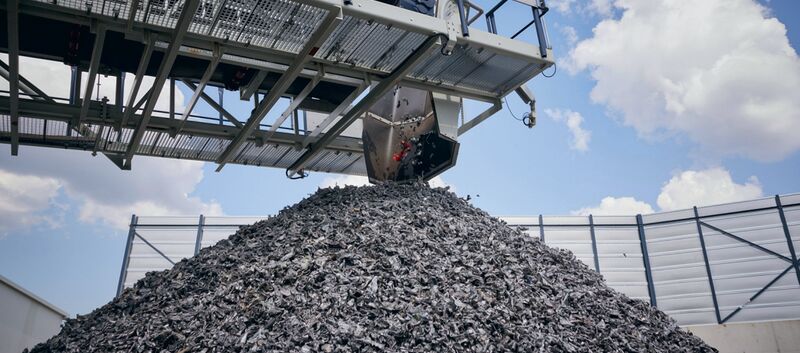 Berg aus geschreddertem Metall, das aus Altautos stammt.