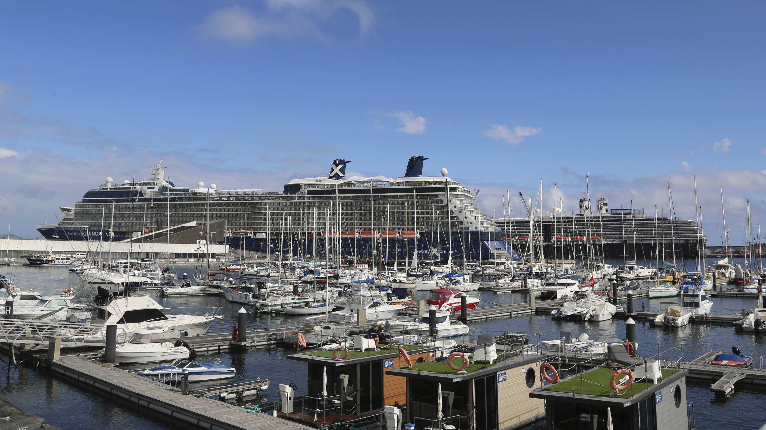 Der Hafen mit vielen Segelbooten und Kreuzfahrtschiffen in Ponta Delgada.