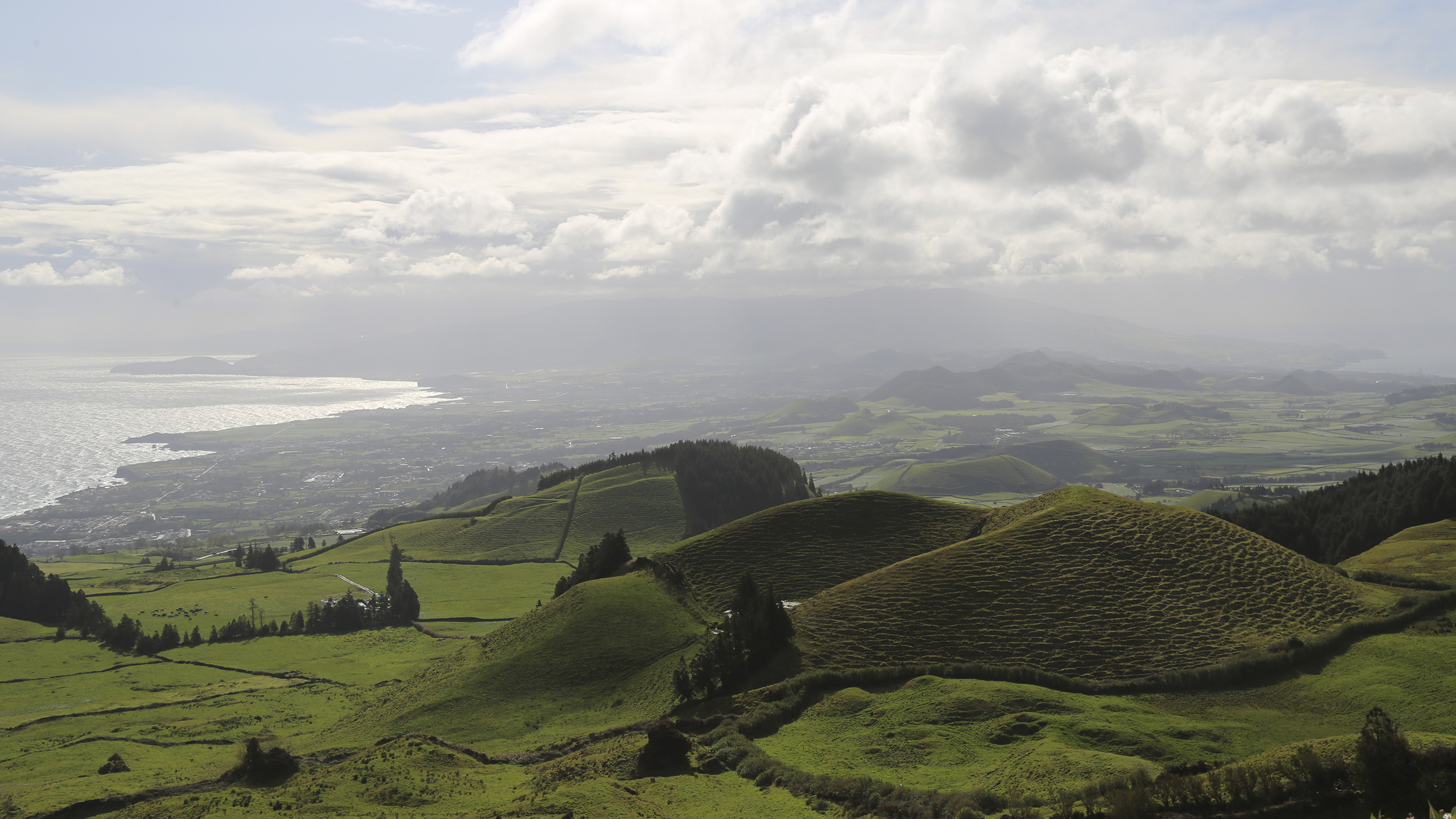 Blick über die grüne Landschaft auf Sao Miguel.