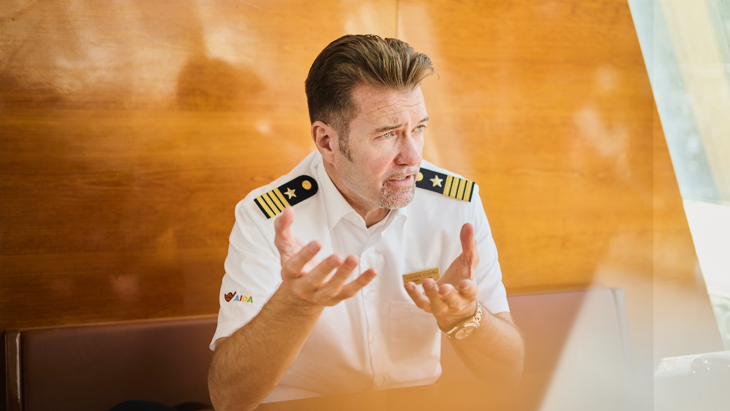 Kapitän Vincent Cofalka gestikulierend im Interview mit auto touring