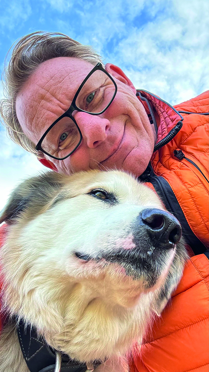 Ein ÖAMTC-Mitglied mit seinem Labrador-Hund