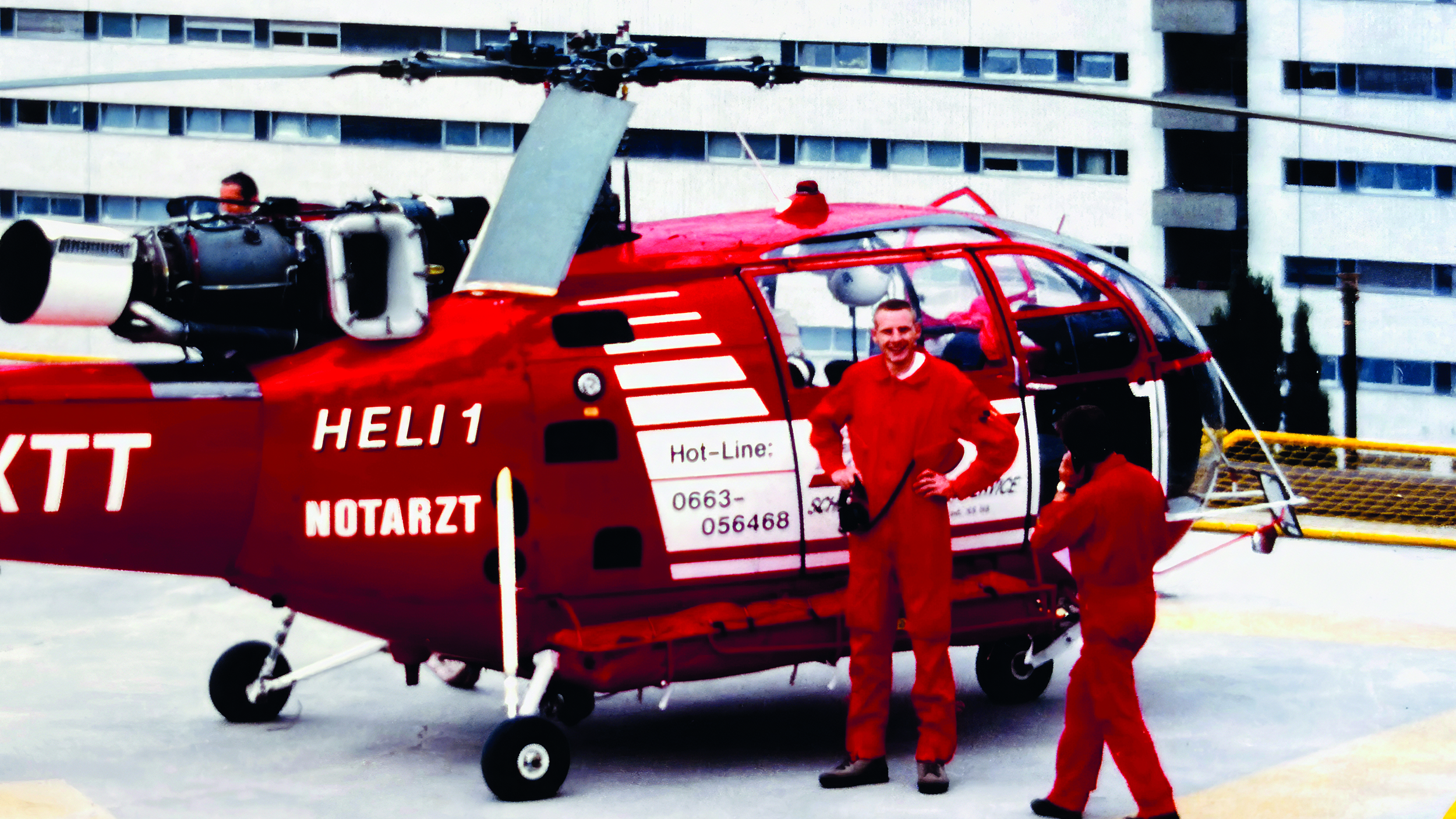 Ein altes Foto eines ÖAMTC-Mitglieds während eines Hubschrauber-Einsatzes