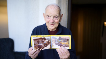 Ein langjähriges ÖAMTC-Mitglied zeigt alte Fotos einer Pannenhilfe