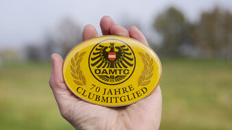 Nahaufnahme einer Plakette mit der Aufschrift "70 Jahre ÖAMTC-Mitglied"