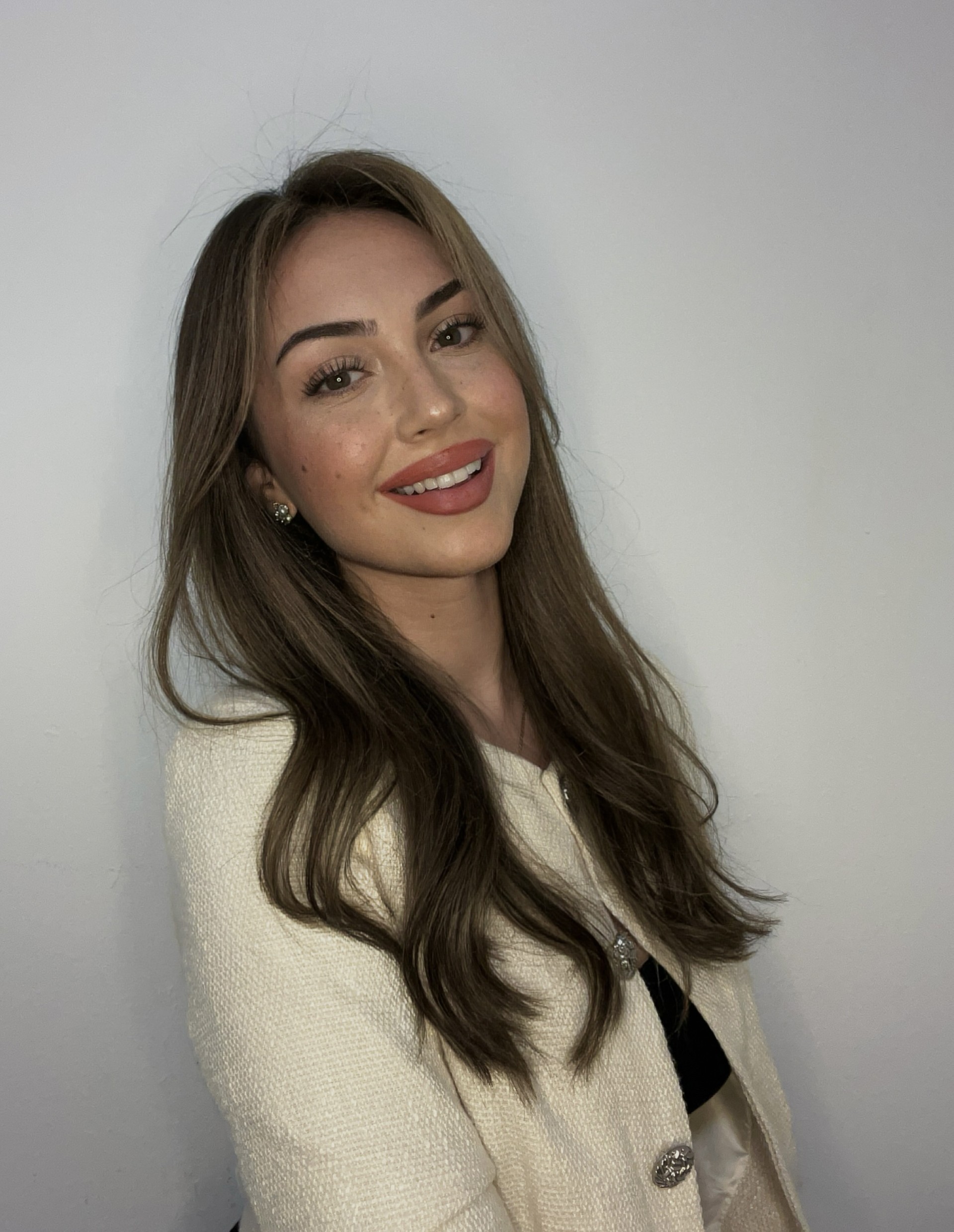 Das Foto zeigt eine junge Frau mit braunen langen Haaren.