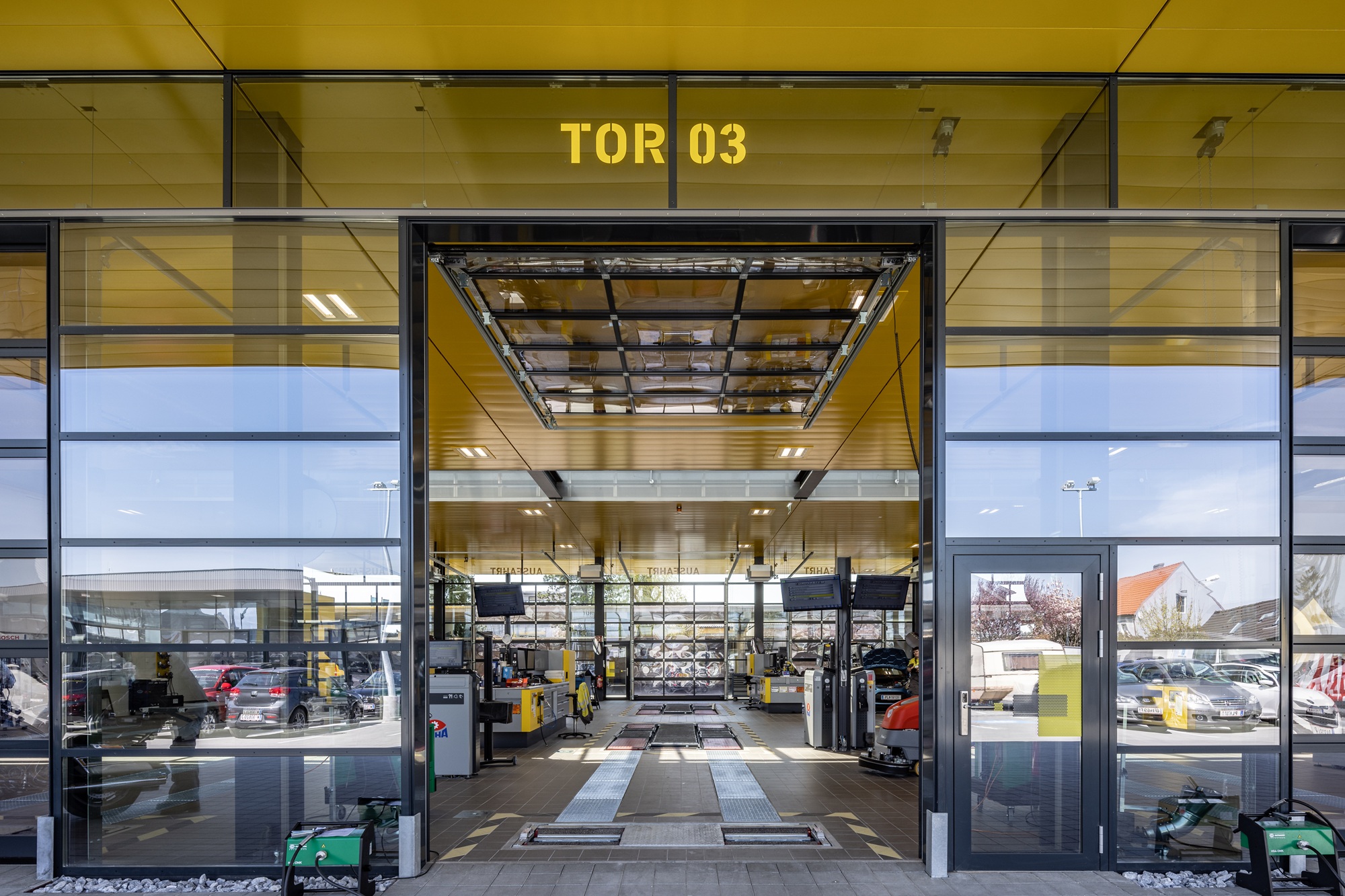 Das Bild zeigt ein Tor in die Prüfhalle vom Stützpunkt in St. Pölten.