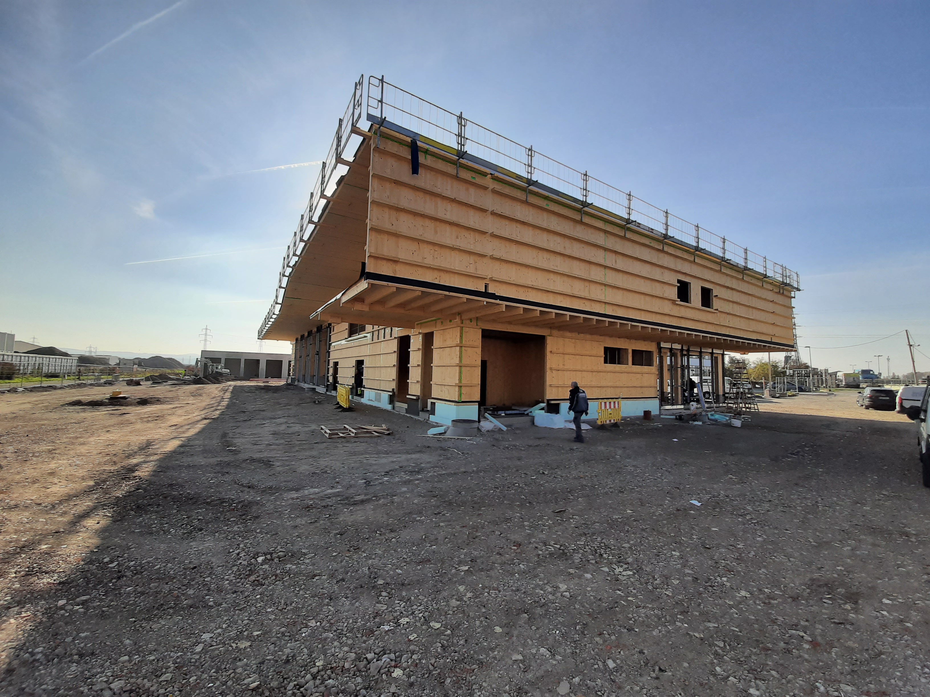 Das Foto zeigt den noch nicht fertigen Stützpunkt - der Rohbau ist fast nur aus Holz.