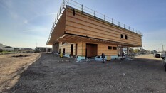 Das Foto zeigt den noch nicht fertigen Stützpunkt - der Rohbau ist fast nur aus Holz.