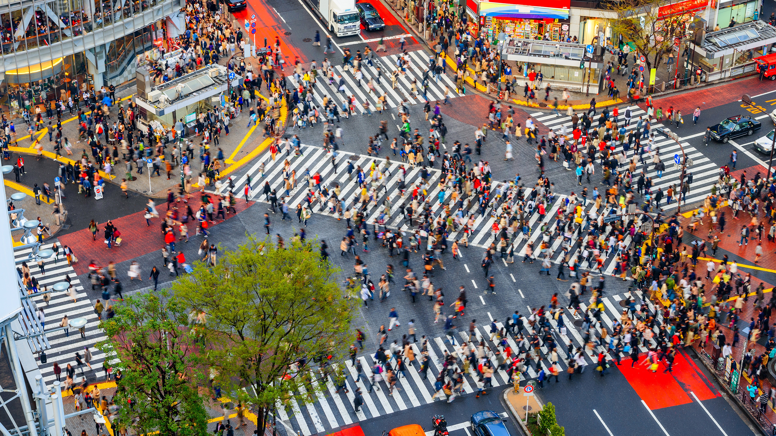 Die berühmte Kreuzung in Shibuya aus der Vogelperspektive