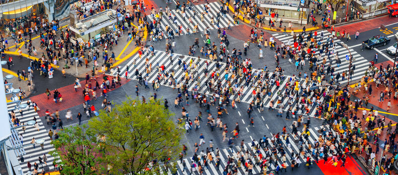 Die berühmte Kreuzung in Shibuya aus der Vogelperspektive