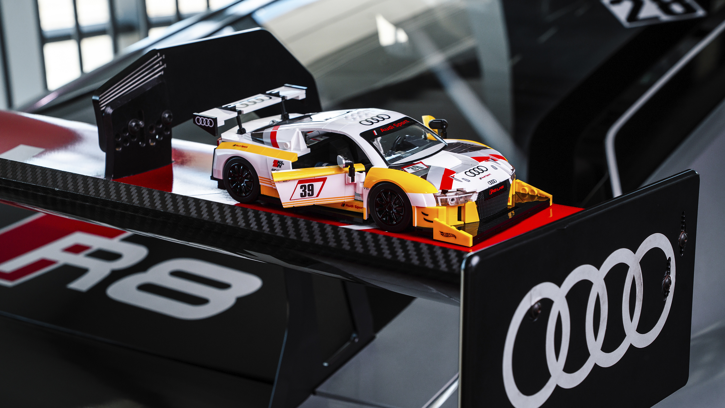 Audi R8 Sportwagen-Modell aus dem Mattel Brick Shop.