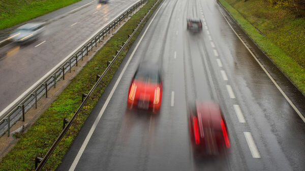 Verschwommenes Bild eines Geisterfahrers in einem roten Auto auf der Autobahn