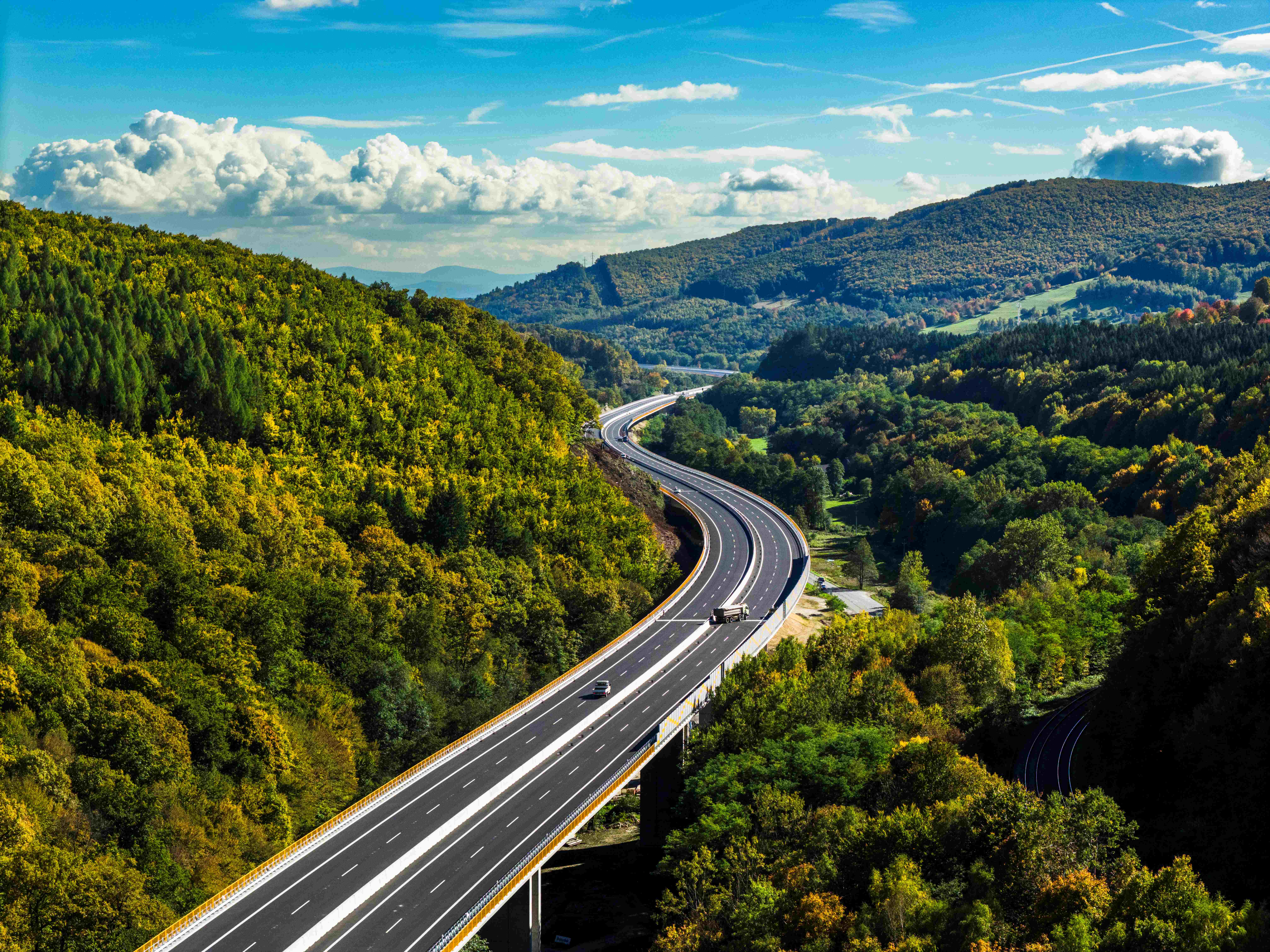 Auf dem Foto ist der Autobahnabschnitt der D2 zwischen den Städten Kriváň und Mýtna zu sehen. Das Foto zeigt die Autobahn, die auf beiden Seiten von grünen Wäldern umrandet.wird.
