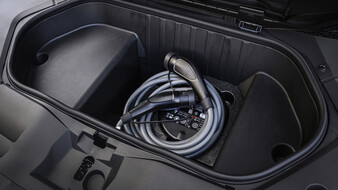 Der Frunk eines Autos, in dem ein Ladekabel liegt.