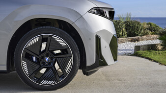 Aerodynamisch optimierte Felgen eines silbernen BMW iX3.