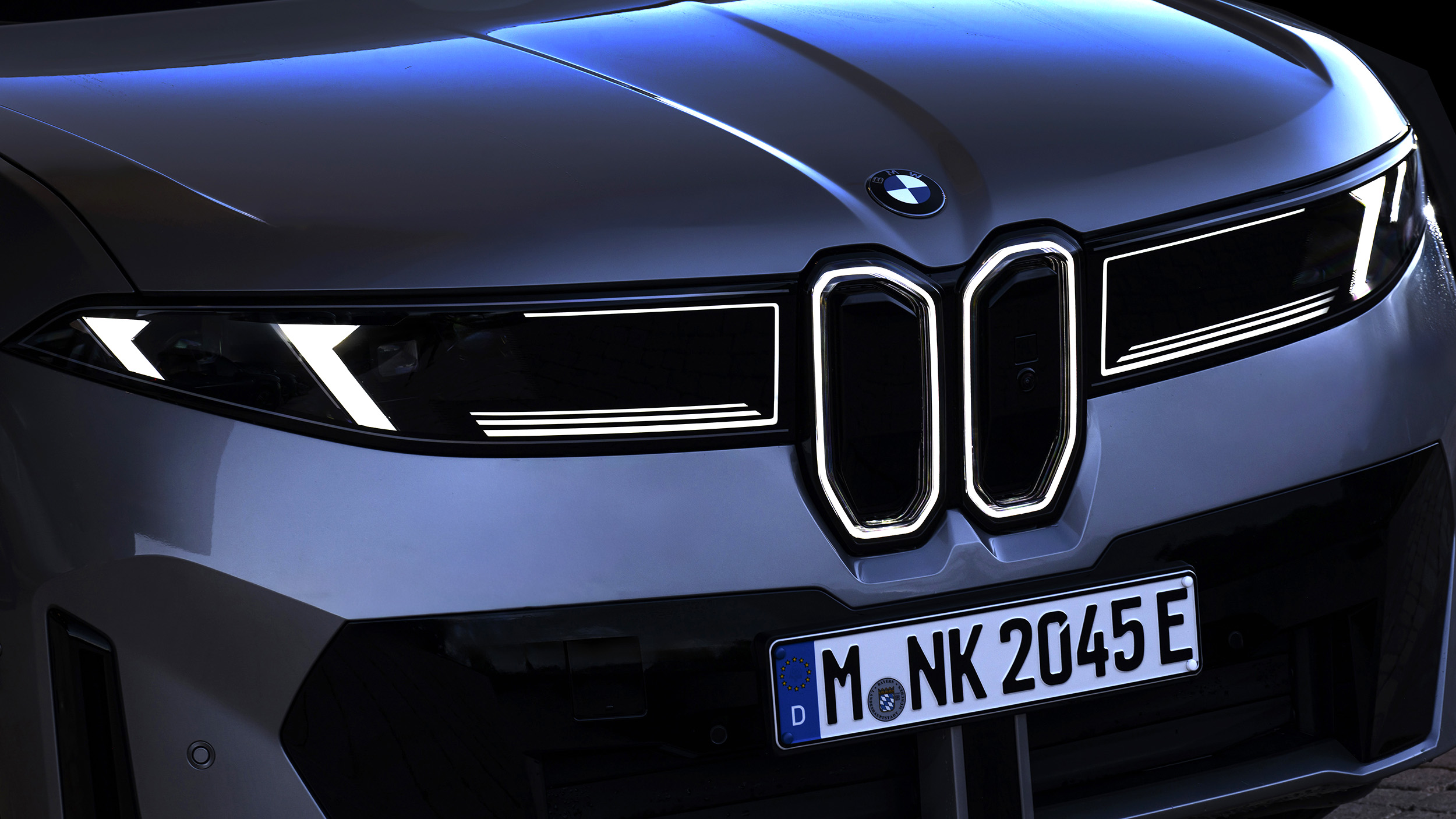Illuminierte Front mit Doppelniere eines neuen BMW iX3.