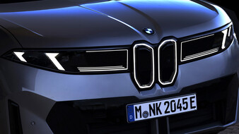 Illuminierte Front mit Doppelniere eines neuen BMW iX3.