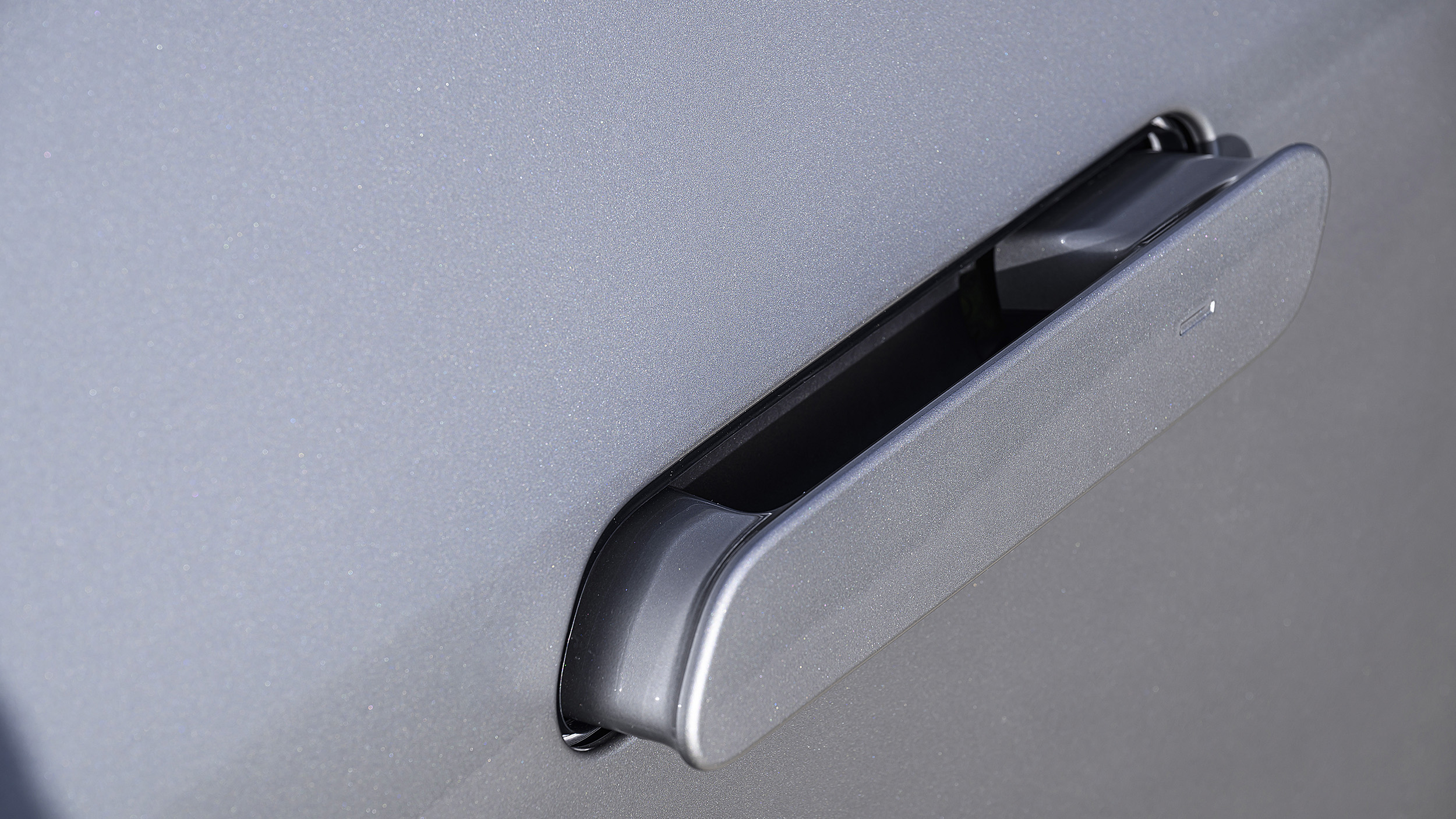 Versenkbarer Türgriff eines silbernen BMW iX3.