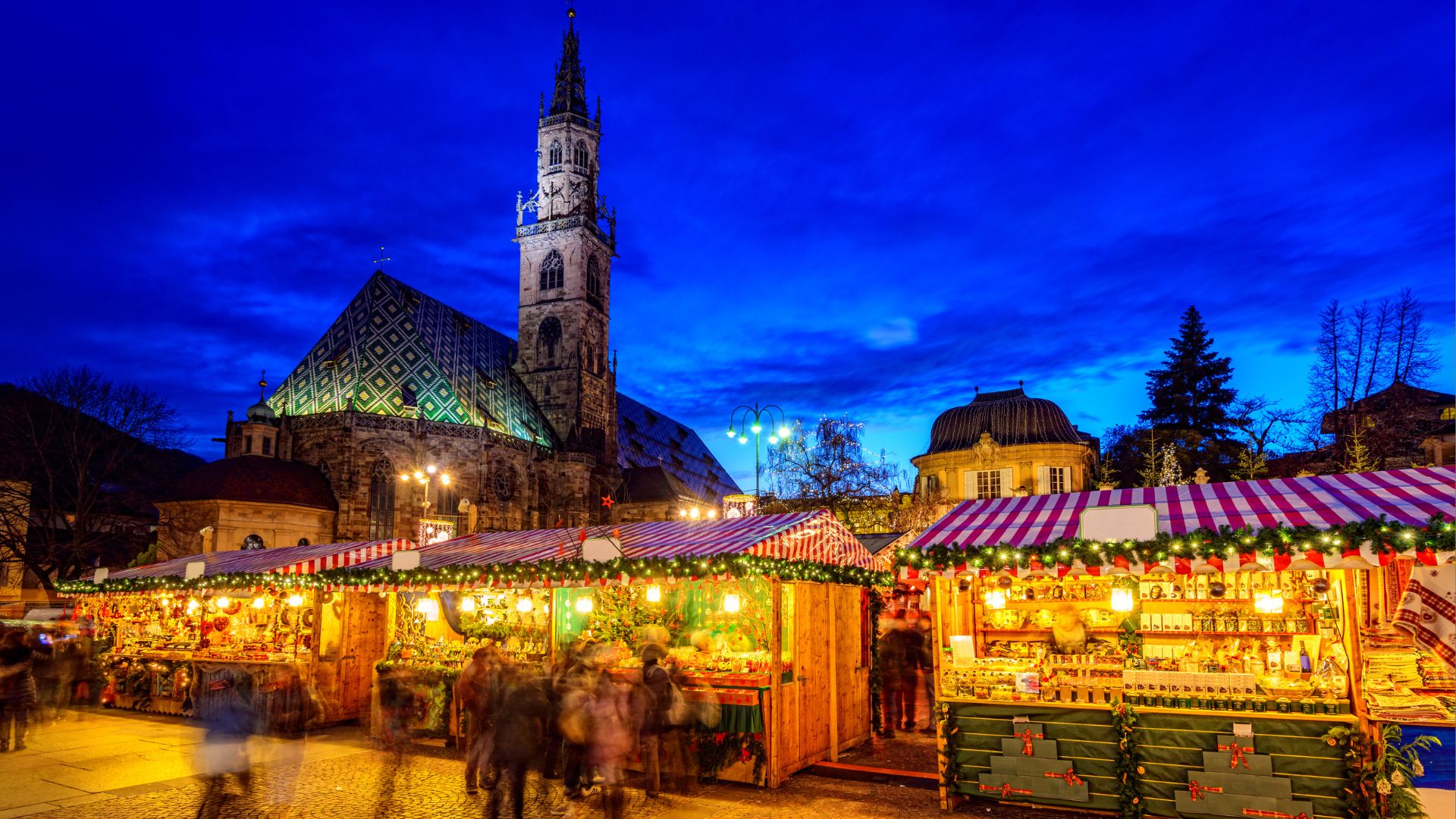 Das Foto zeigt den Adventmarkt in Bozen bei Nacht.