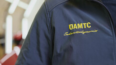 Nahaufnahme der Jacke des Schadensbegutachters mit Aufschrift: ÖAMTC Schadensservice.