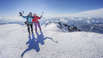 Marlies Czerny und ihr Mann Andi stehen am schneebedeckten Berg.