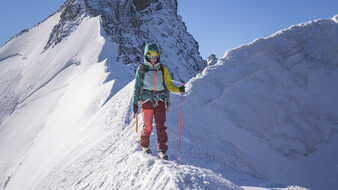 Bergsteigerin Marlies Czerny auf einem schneebedeckten Grat.