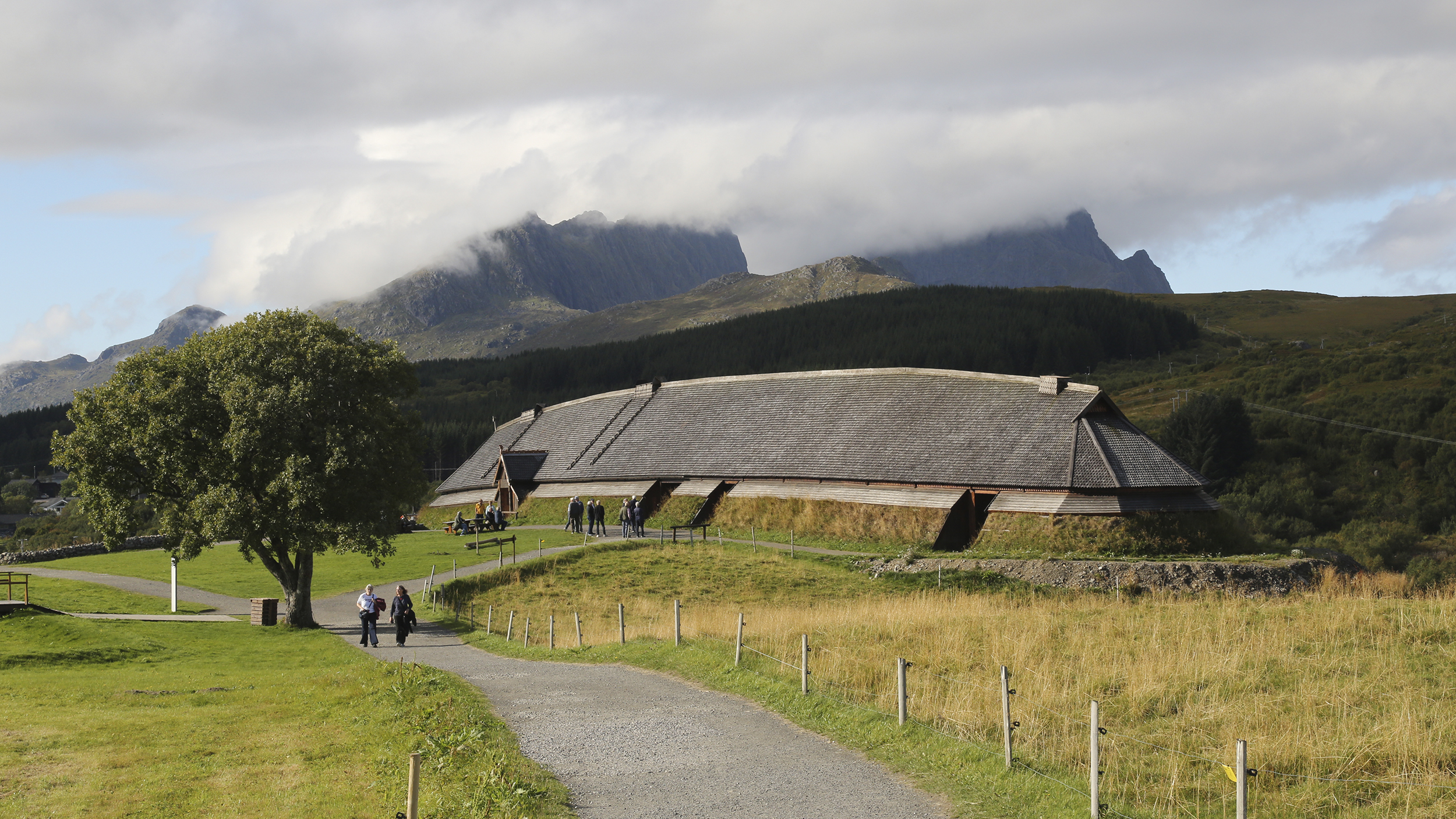 Ein Langhaus der Nordmänner in der Natur. 
